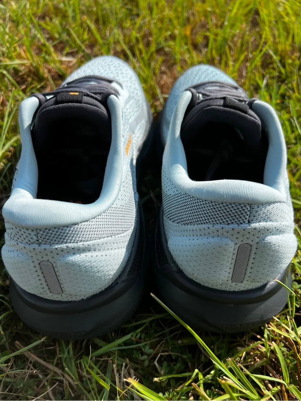 CLEAN Brooks size 9.5 Mens Adrenaline GTS 24 Sky Blue Running shoes